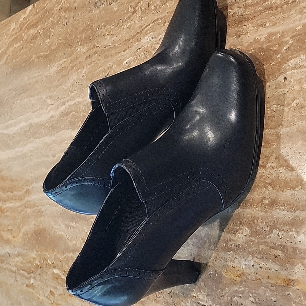 Black dress shoes